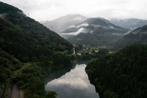 庄川峡の山々に囲まれた菅沼合掌造り集落と茅葺き屋根民家群