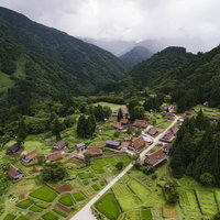 相倉展望台からドローンを飛ばした世界遺産の集落の写真