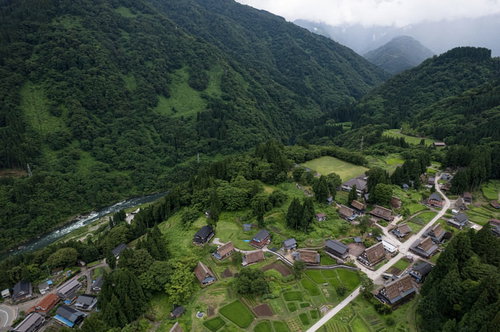 世界遺産の相倉合掌造り集落を流れる庄川の空撮