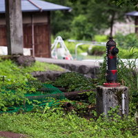 南砺市菅沼集落の合掌造り集落に設置された赤い消火栓の写真