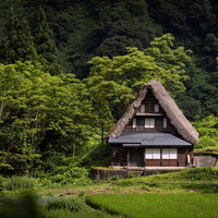 相倉合掌造り集落の茅葺き屋根が印象的な一軒家の写真