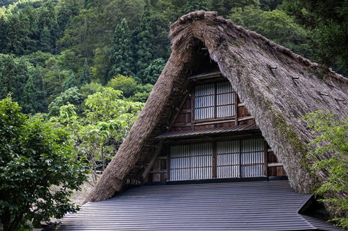 五箇山合掌造りの急勾配な茅葺屋根と格子窓