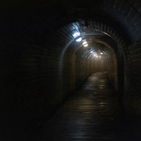 菅沼集落に通じる不気味なトンネル通路の写真