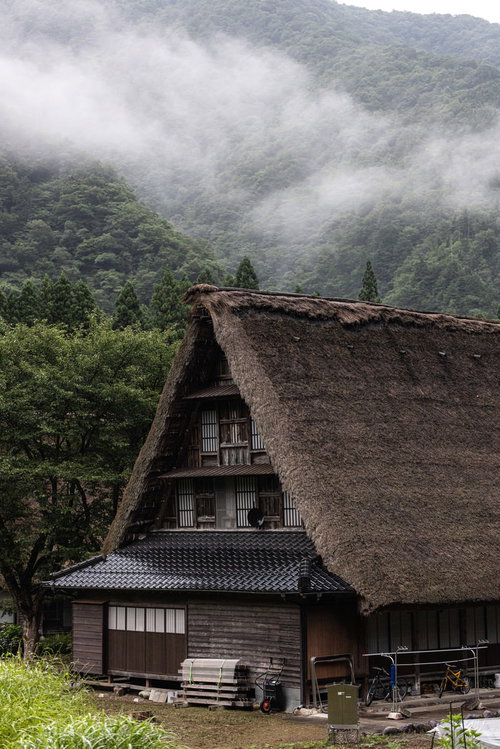 霧が立ち込める山間の菅沼合掌造り集落の朝霧風景