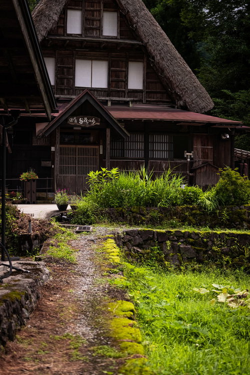 相倉集落の合掌民宿「与茂四郎」