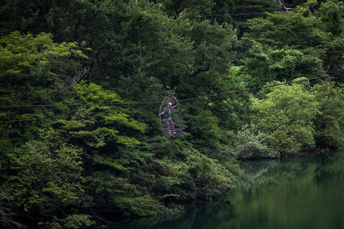 五箇山の菅沼にかかる籠の渡し（富山県南砺市）