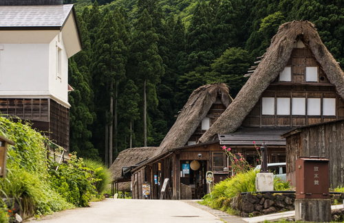 合掌造りの家が建ち並ぶ相倉合掌造り集落の山間風景