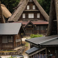 富山県南砺市の相倉集落に立ち並ぶ合掌造りの家々の写真