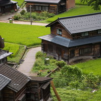 昭和の面影を残す菅沼集落の田舎建物と街並みの写真
