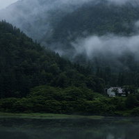 山から立ち上がる霧とダム湖、南砺市の自然風景の写真