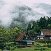 雨上がりの霧に包まれた相倉合掌造り集落の風景の写真