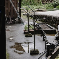 五箇山の合掌造り集落で雨に濡れた物干し台の写真