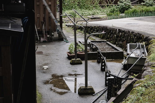 五箇山の合掌造り集落で雨に濡れた物干し台