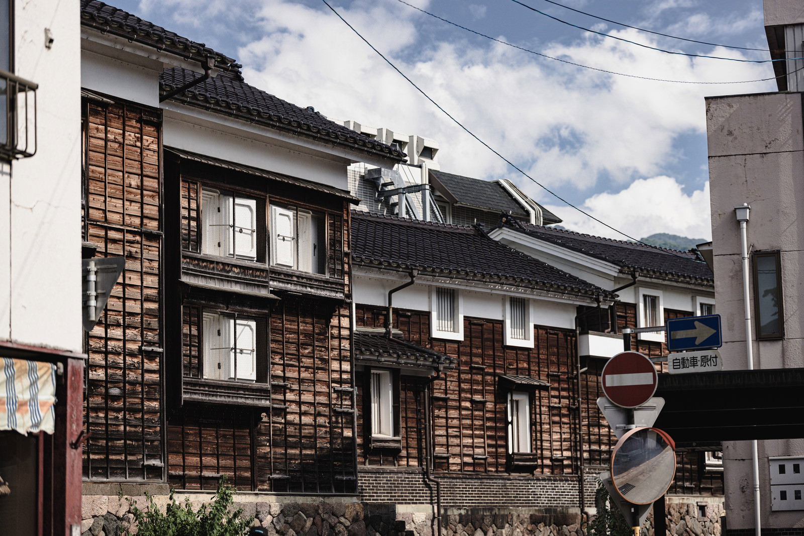 富山県南砺市の城端蔵回廊に並ぶ瓦屋根の伝統的な土蔵建築群