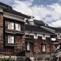 富山県南砺市の城端蔵回廊に並ぶ瓦屋根の土蔵建築群の写真