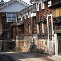 風情ある蔵と蔵回廊が並ぶ城端の石畳小路（富山県南砺市）の写真