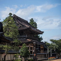 城端別院善徳寺山門へと続く石畳（富山県南砺市）の写真
