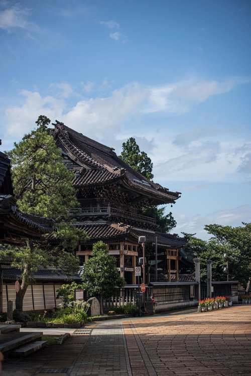 城端別院善徳寺の山門へと続く石畳参道（富山県南砺市）