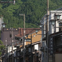 南砺市の八日町通りで軒を連ねる古い街並みの写真