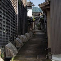 南砺市の笠の緒こみちを抜ける昔ながらの小路の写真