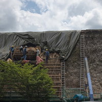 南砺市の村上家で行われる合掌造り茅葺屋根の葺き替え工事の写真