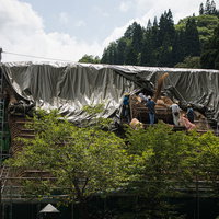 南砺市の合掌造り村上家における茅葺き屋根の葺き替え工事の写真