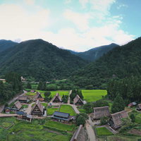 南砺市の世界遺産、菅沼集落の山々に囲まれたパノラマの写真