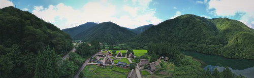 南砺市の世界遺産、菅沼集落の山々に囲まれたパノラマ