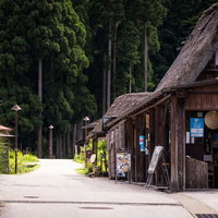 世界遺産・相倉集落の民芸館前を通る石畳の通路の写真