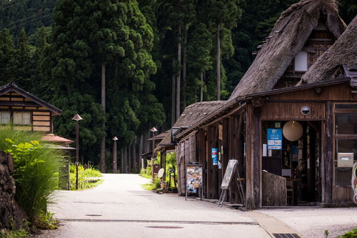 世界遺産・相倉集落の民芸館前を通る石畳の通路