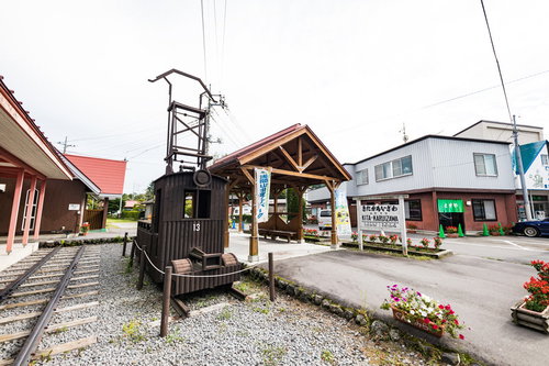 北軽井沢駅舎跡に保存された蒸気機関車と駅舎