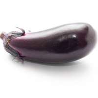 艶のある紫色の茄子、新鮮な食材のの写真