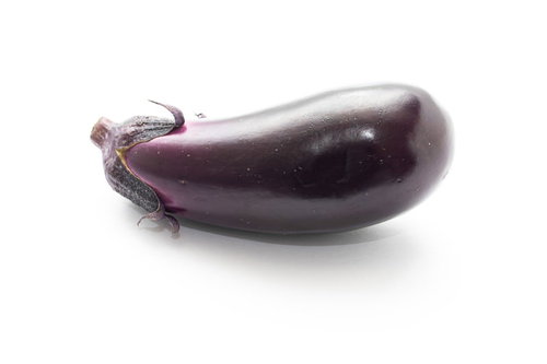 艶のある紫色の茄子、新鮮な食材の