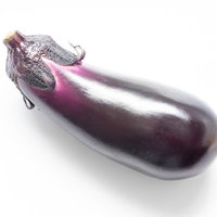 検閲の対象になりうる紫色のナス - 白背景の食材の写真