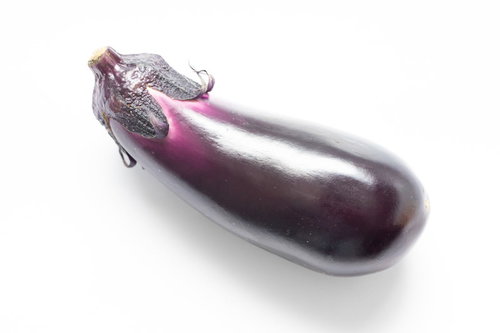 検閲の対象になりうる紫色のナス - 白背景の食材