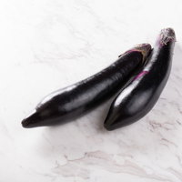 濃紫色の長なす2本の新鮮な野菜の写真