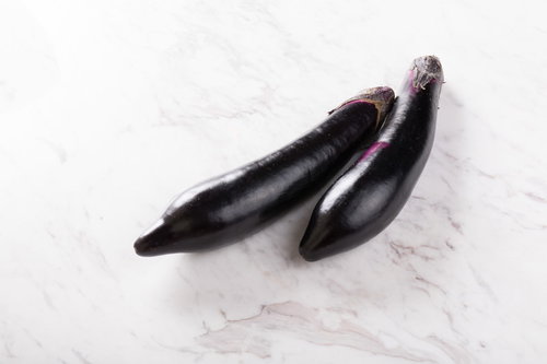 濃紫色の長なす2本の新鮮な野菜