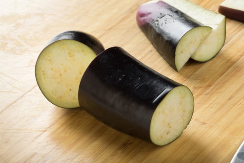 長なすを輪切りにした炒め物と生なす