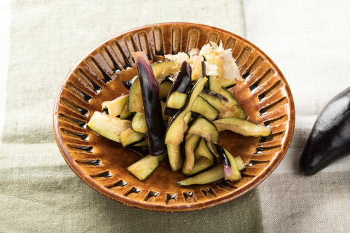 かつお節のうま味が効いた長なすの浅漬け、竹製の器に盛り付け