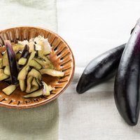 茄子を丸々使ったお手軽浅漬け、木製の器に盛られた仕上がりの写真