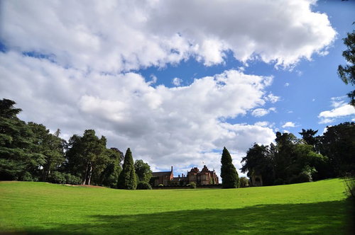 緑の芝生と庭園に囲まれたハンプシャー州のマナーハウスの外観