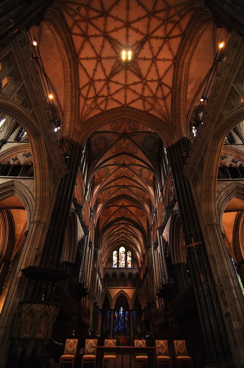 青空を背景にゴシック様式の尖塔がそびえるソールズベリ大聖堂