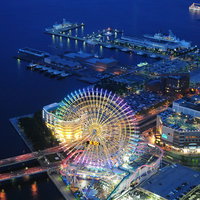 ランドマークタワー展望台からコスモワールドの観覧車とベイブリッジを見渡す夜景の写真
