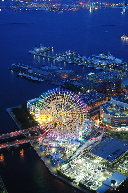 ランドマークタワー展望台からコスモワールドの観覧車とベイブリッジを見渡す夜景