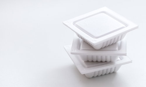 白い背景に積み重ねられた納豆パック3セット