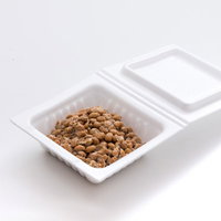 白い容器に盛られた納豆パック、大豆の発酵食品の写真