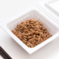 パックに入った納豆を食べるよの写真