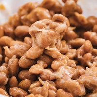 パック入り納豆をかき混ぜるの写真