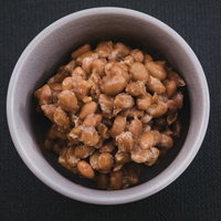 白い器に盛られた朝食納豆、大豆の発酵食品の写真