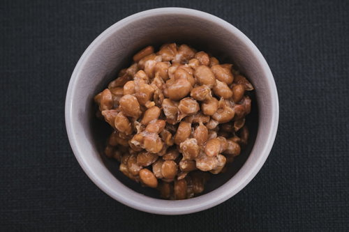 白い器に盛られた朝食納豆、大豆の発酵食品